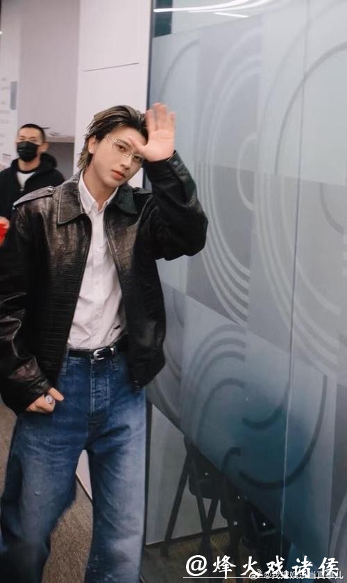 蔡徐坤怂了吗?如今低调扫楼现身了被称鸡架子没了,路人缘究竟还能回暖吗 蔡徐坤怂了吗?如今低调扫楼现身了被称鸡架子没了,路人缘究竟还能回暖吗